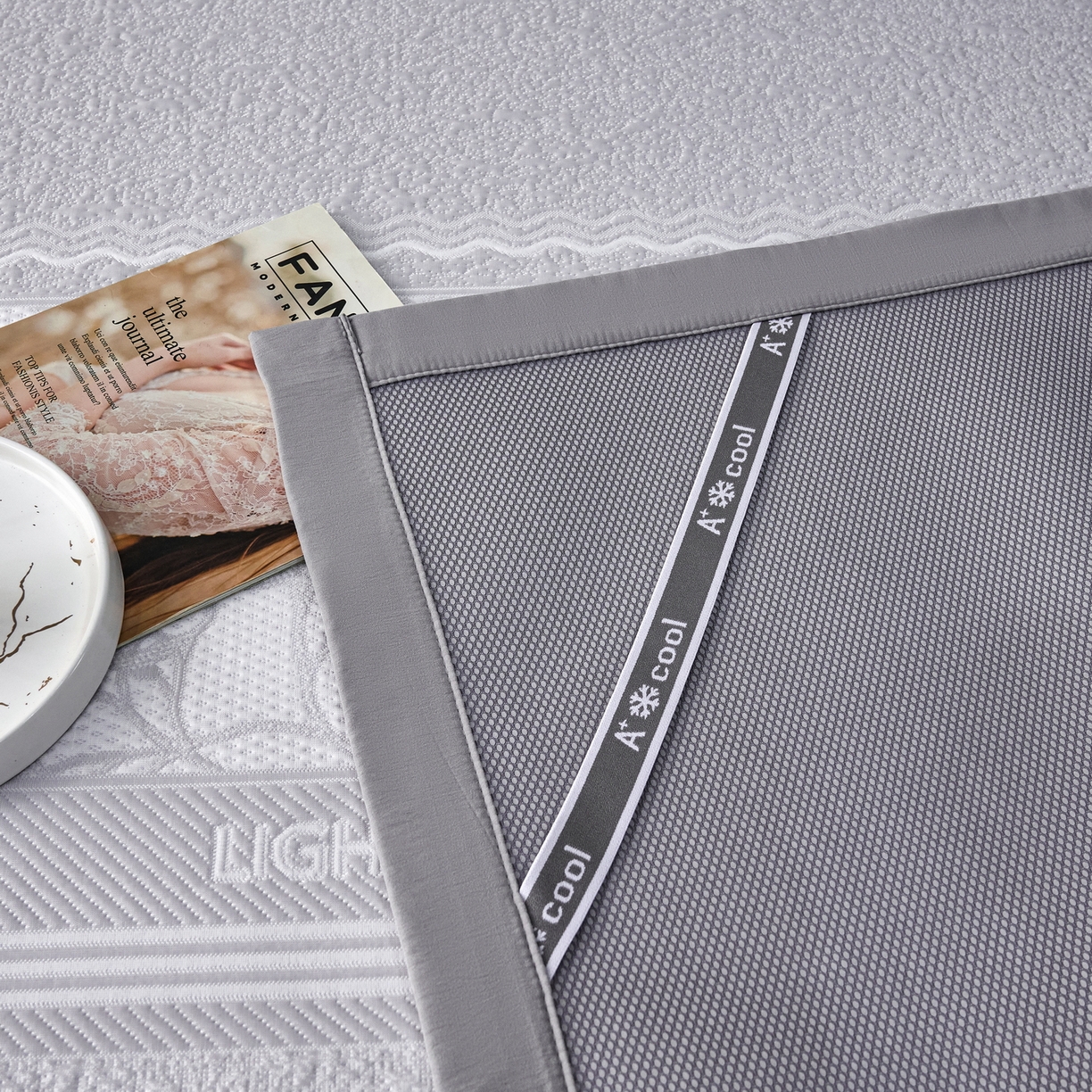 91家纺网 家纺一手货源 找家纺 雅诗帛 2026新款提花PE凉感冰丝席三件套 风景-直角灰