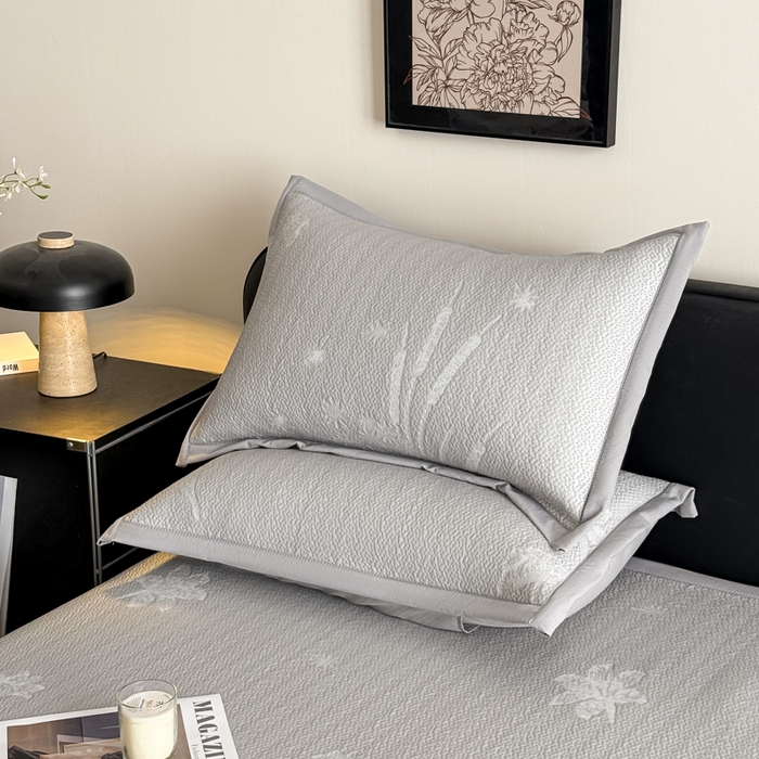 91家纺网 家纺一手货源 找家纺 鑫琪莱家纺 2026新款提花浮雕凉豆豆凉感凉席床裙款 蒲公英蓝灰