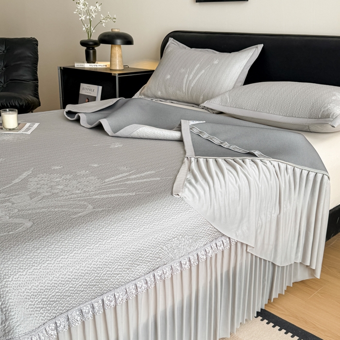 91家纺网 家纺一手货源 找家纺 鑫琪莱家纺 2026新款提花浮雕凉豆豆凉感凉席床裙款 蒲公英蓝灰