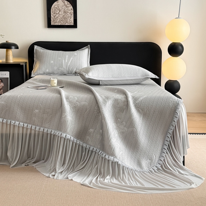 91家纺网 家纺一手货源 找家纺 鑫琪莱家纺 2026新款提花浮雕凉豆豆凉感凉席床裙款 蒲公英蓝灰