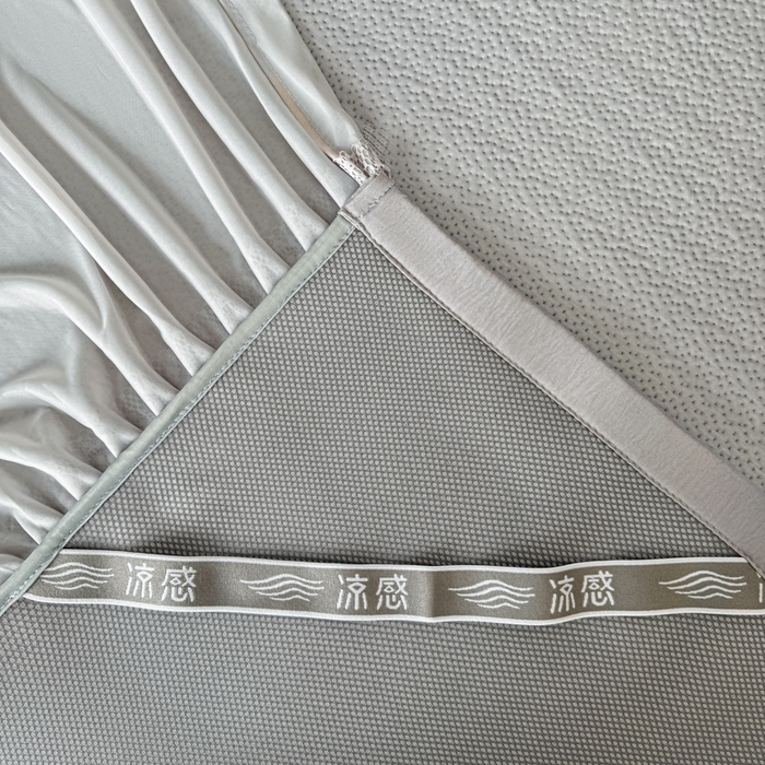 91家纺网 家纺一手货源 找家纺 鑫琪莱家纺 2026新款提花浮雕凉豆豆凉感凉席床裙款 蒲公英蓝灰