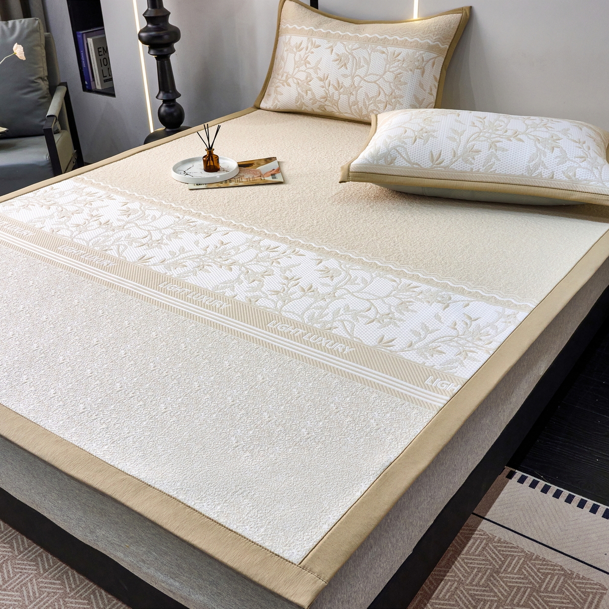 91家纺网 家纺一手货源 找家纺 雅诗帛 2026新款提花PE凉感冰丝席三件套 风景-直角咖