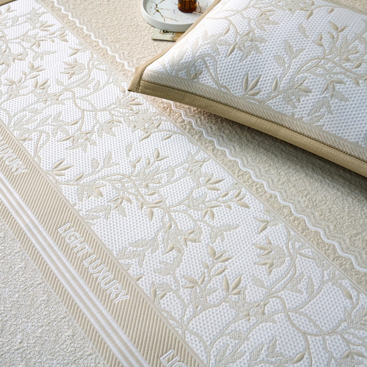 91家纺网 家纺一手货源 找家纺 雅诗帛 2026新款提花PE凉感冰丝席三件套 风景-直角咖