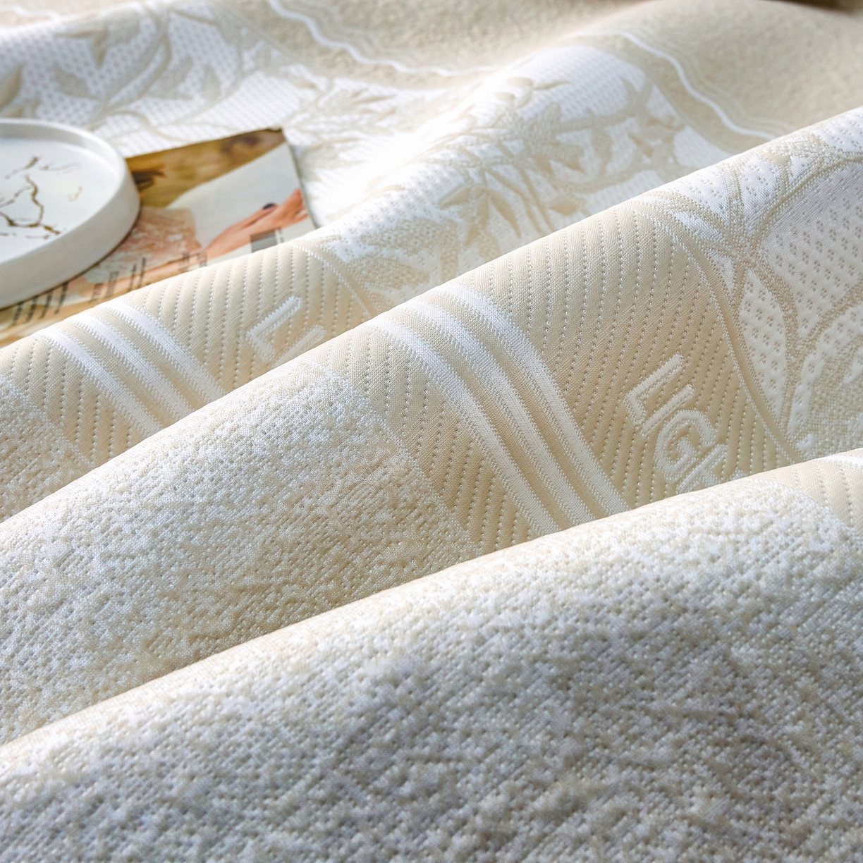 91家纺网 家纺一手货源 找家纺 雅诗帛 2026新款提花PE凉感冰丝席三件套 风景-直角咖