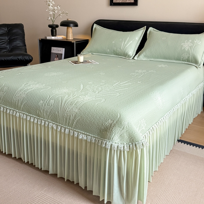 91家纺网 家纺一手货源 找家纺 鑫琪莱家纺 2026新款提花浮雕凉豆豆凉感凉席床裙款 蒲公英绿