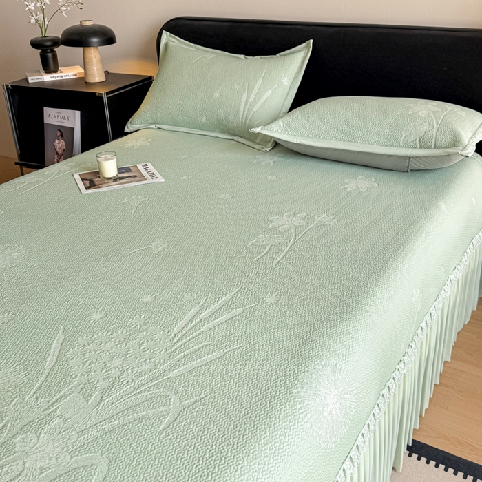 91家纺网 家纺一手货源 找家纺 鑫琪莱家纺 2026新款提花浮雕凉豆豆凉感凉席床裙款 蒲公英绿