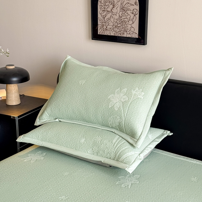 91家纺网 家纺一手货源 找家纺 鑫琪莱家纺 2026新款提花浮雕凉豆豆凉感凉席床裙款 蒲公英绿