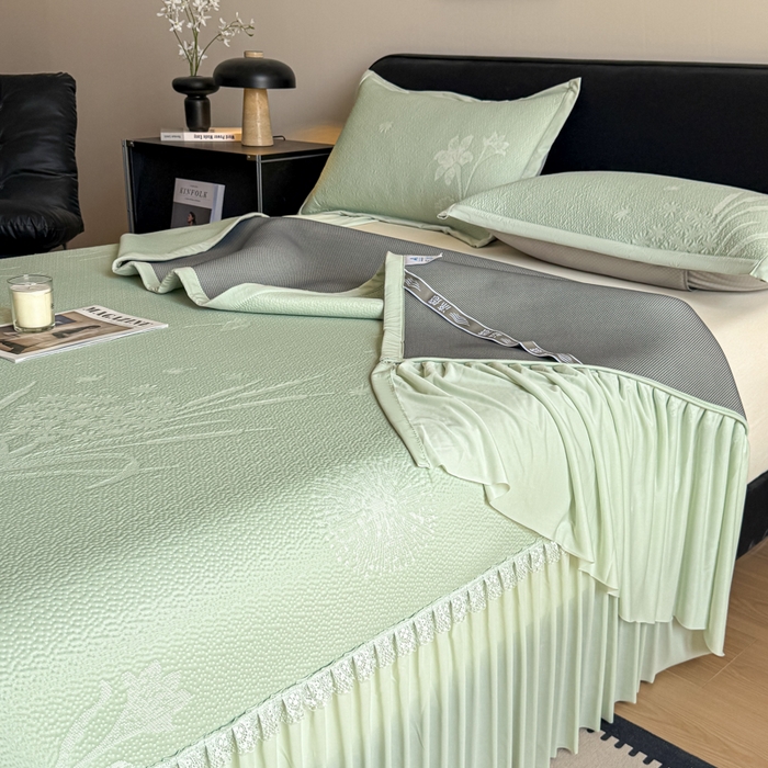 91家纺网 家纺一手货源 找家纺 鑫琪莱家纺 2026新款提花浮雕凉豆豆凉感凉席床裙款 蒲公英绿