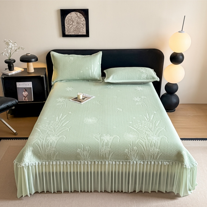 91家纺网 家纺一手货源 找家纺 鑫琪莱家纺 2026新款提花浮雕凉豆豆凉感凉席床裙款 蒲公英绿