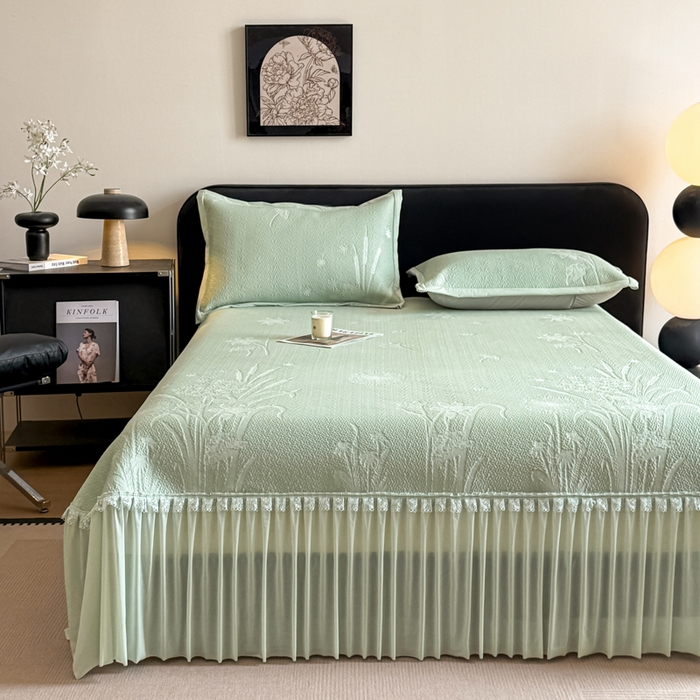 91家纺网 家纺一手货源 找家纺 鑫琪莱家纺 2026新款提花浮雕凉豆豆凉感凉席床裙款 蒲公英绿