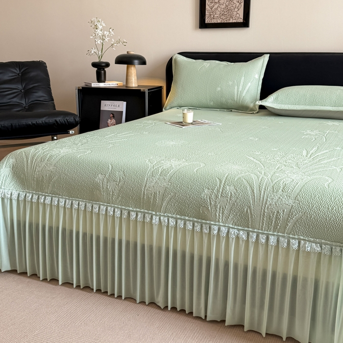 91家纺网 家纺一手货源 找家纺 鑫琪莱家纺 2026新款提花浮雕凉豆豆凉感凉席床裙款 蒲公英绿