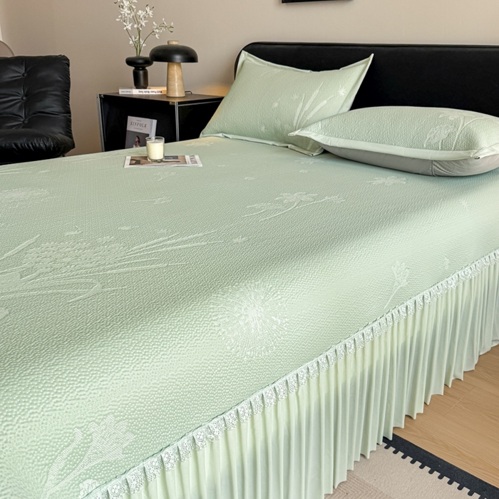 91家纺网 家纺一手货源 找家纺 鑫琪莱家纺 2026新款提花浮雕凉豆豆凉感凉席床裙款 蒲公英绿