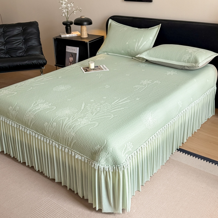 91家纺网 家纺一手货源 找家纺 鑫琪莱家纺 2026新款提花浮雕凉豆豆凉感凉席床裙款 蒲公英绿