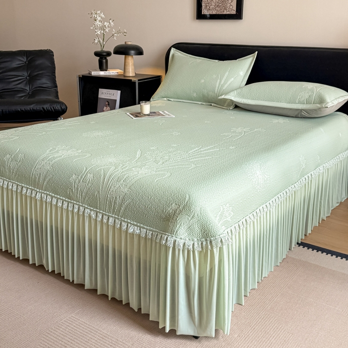 91家纺网 家纺一手货源 找家纺 鑫琪莱家纺 2026新款提花浮雕凉豆豆凉感凉席床裙款 蒲公英绿