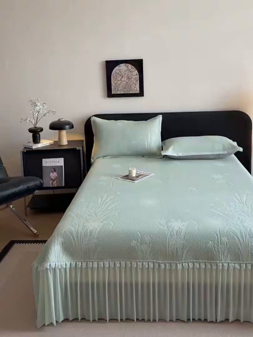 91家纺网 家纺一手货源 找家纺 鑫琪莱家纺 2026新款提花浮雕凉豆豆凉感凉席床裙款 蒲公英绿