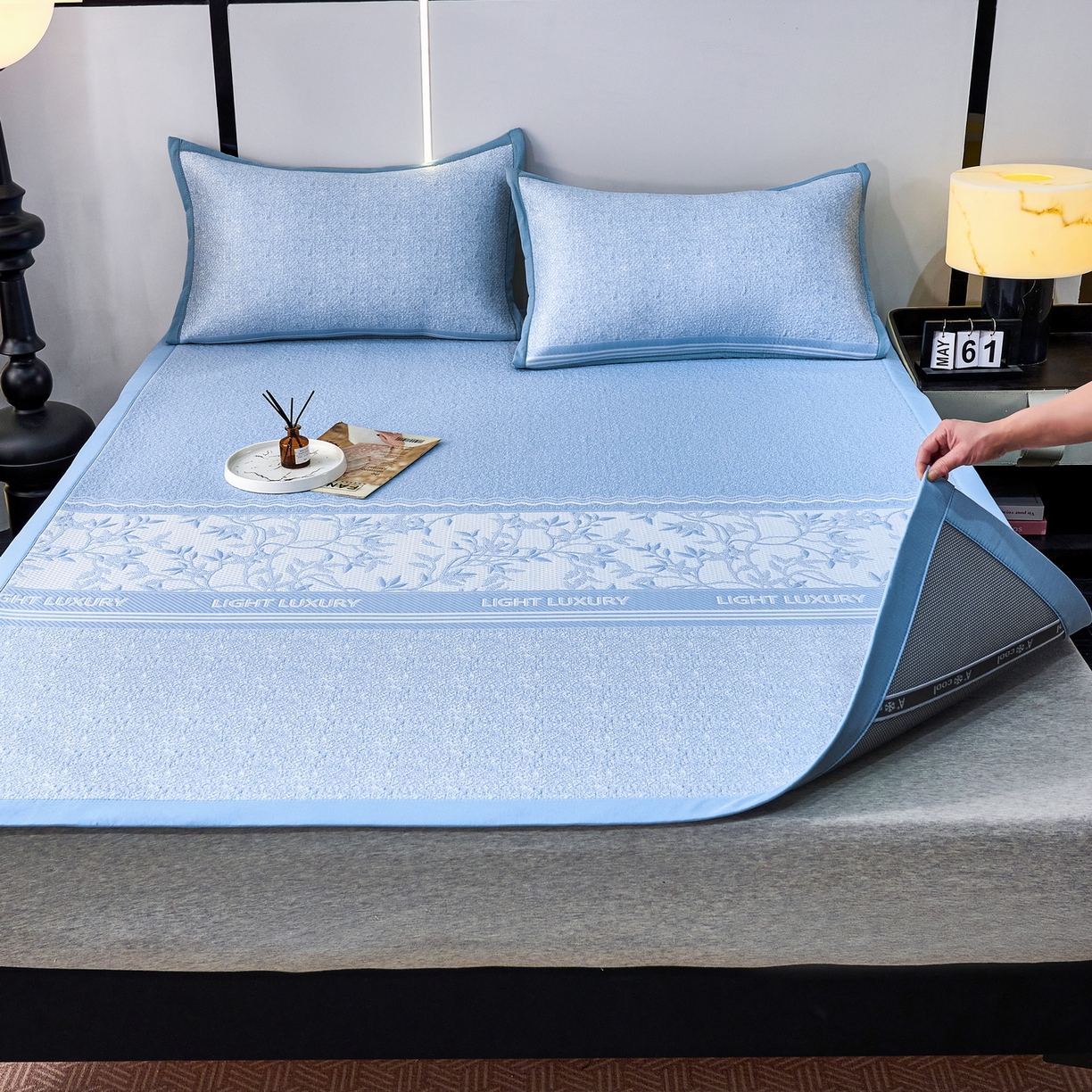 91家纺网 家纺一手货源 找家纺 雅诗帛 2026新款提花PE凉感冰丝席三件套 风景-直角蓝