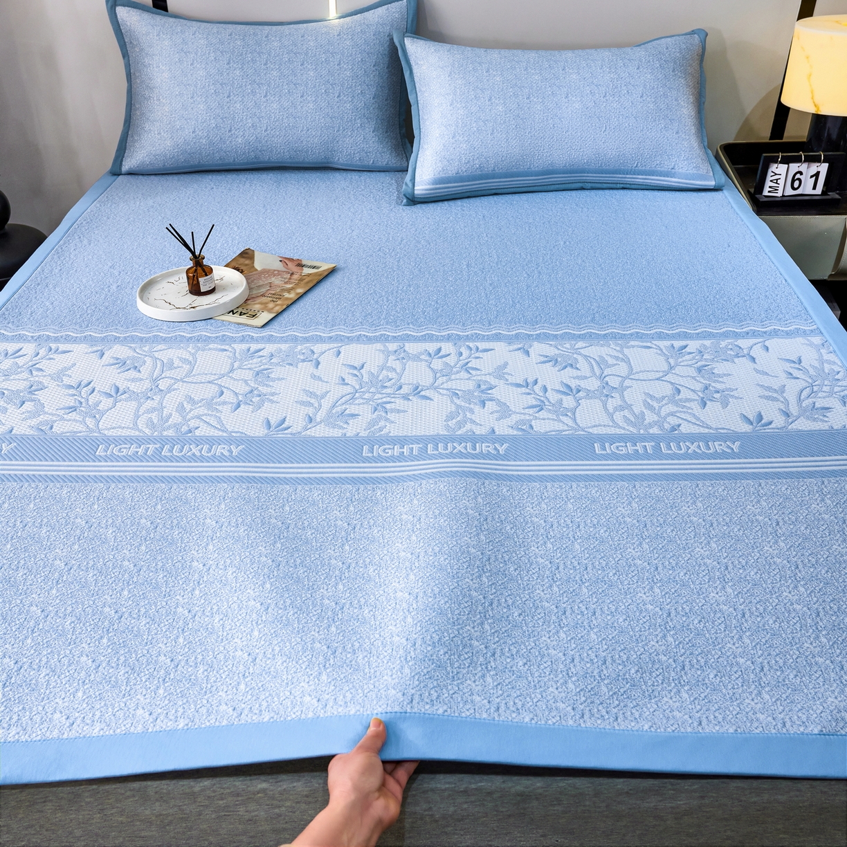 91家纺网 家纺一手货源 找家纺 雅诗帛 2026新款提花PE凉感冰丝席三件套 风景-直角蓝