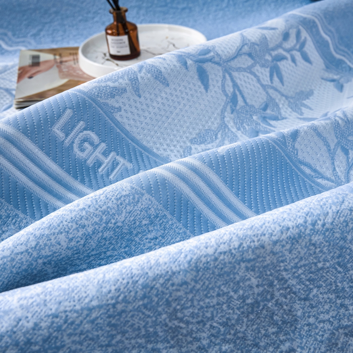 91家纺网 家纺一手货源 找家纺 雅诗帛 2026新款提花PE凉感冰丝席三件套 风景-直角蓝