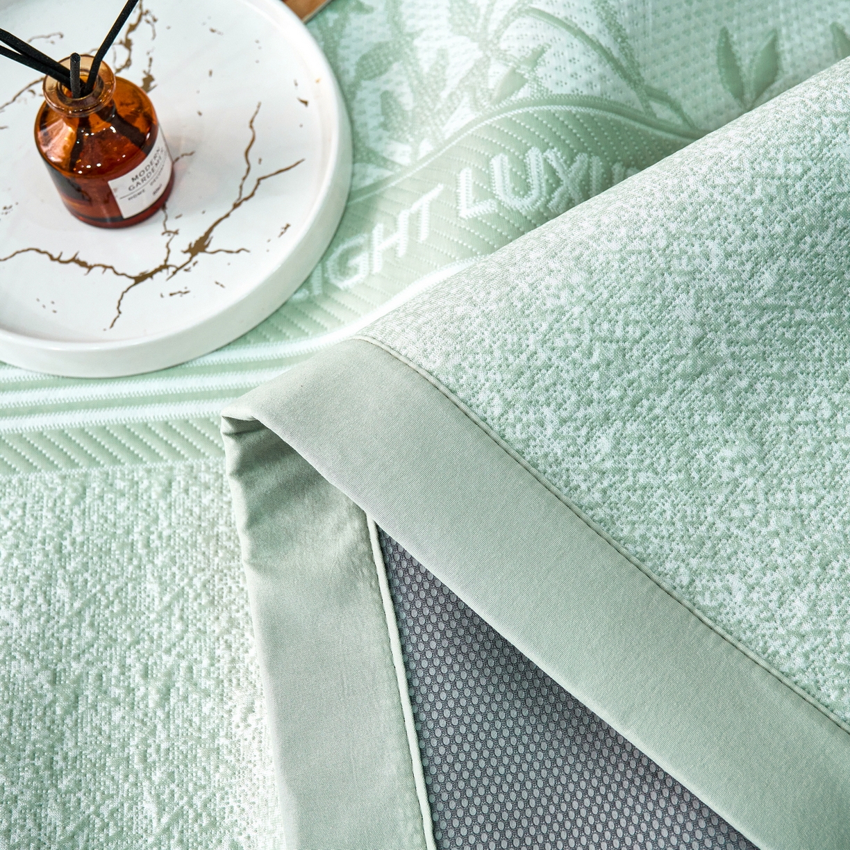 91家纺网 家纺一手货源 找家纺 雅诗帛 2026新款提花PE凉感冰丝席三件套 风景-直角绿