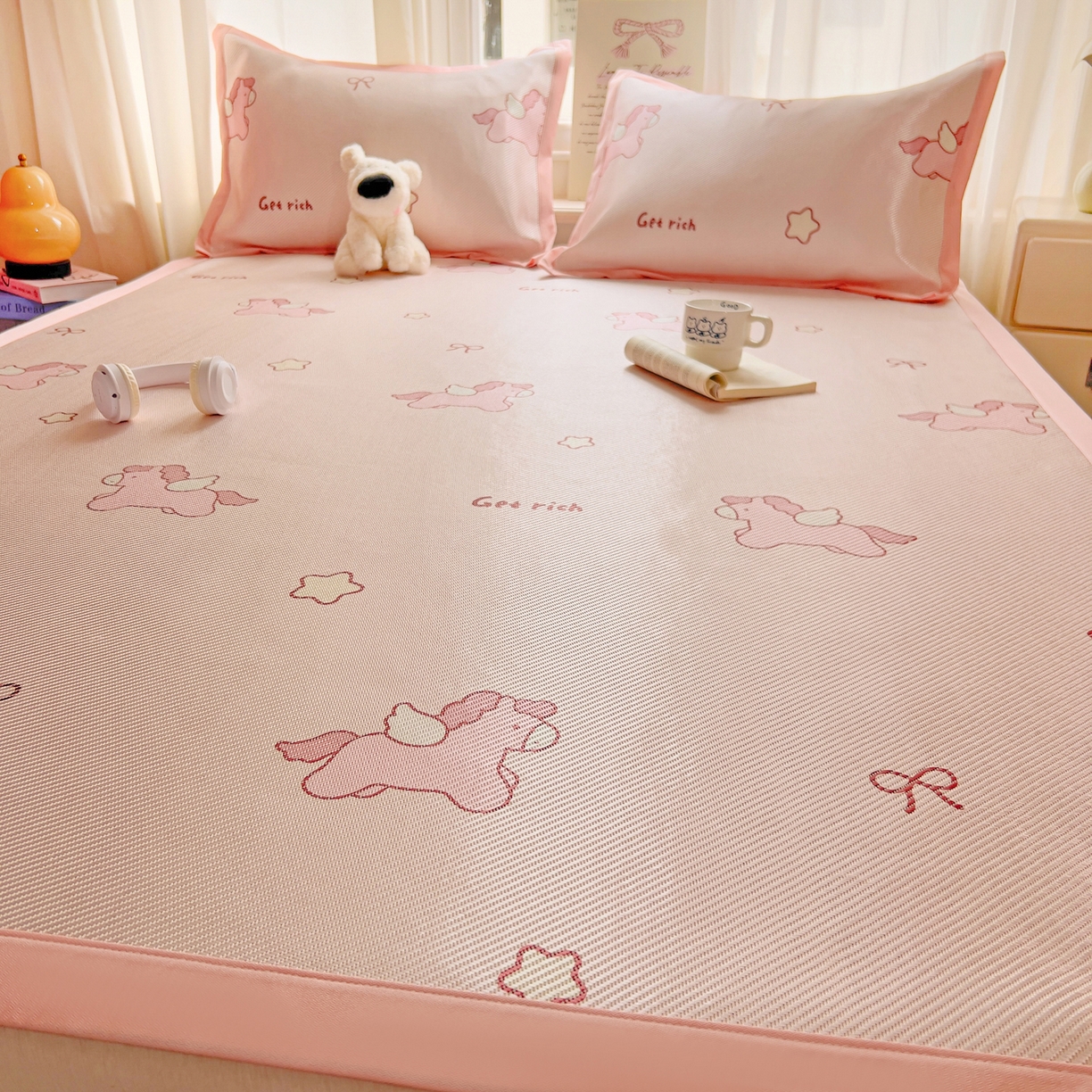 91家纺网 家纺一手货源 找家纺 川悦生活 2026新款时尚数码印花冰藤席 布丁小马