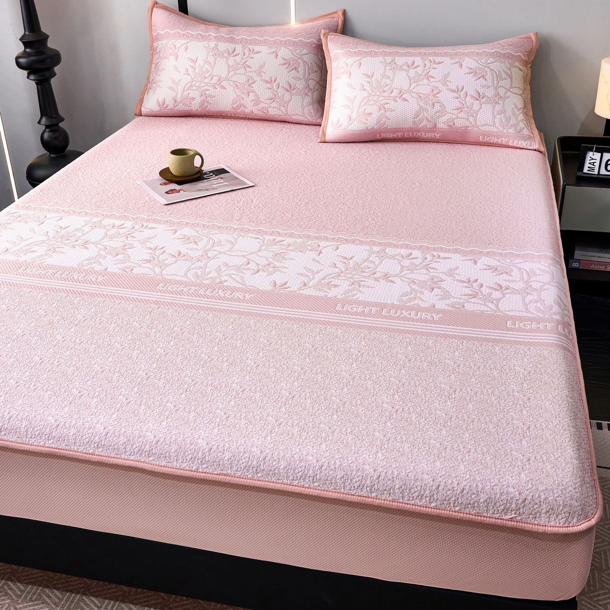 91家纺网 家纺一手货源 找家纺 雅诗帛 2026新款提花PE凉感冰丝席三件套 风景-床笠粉