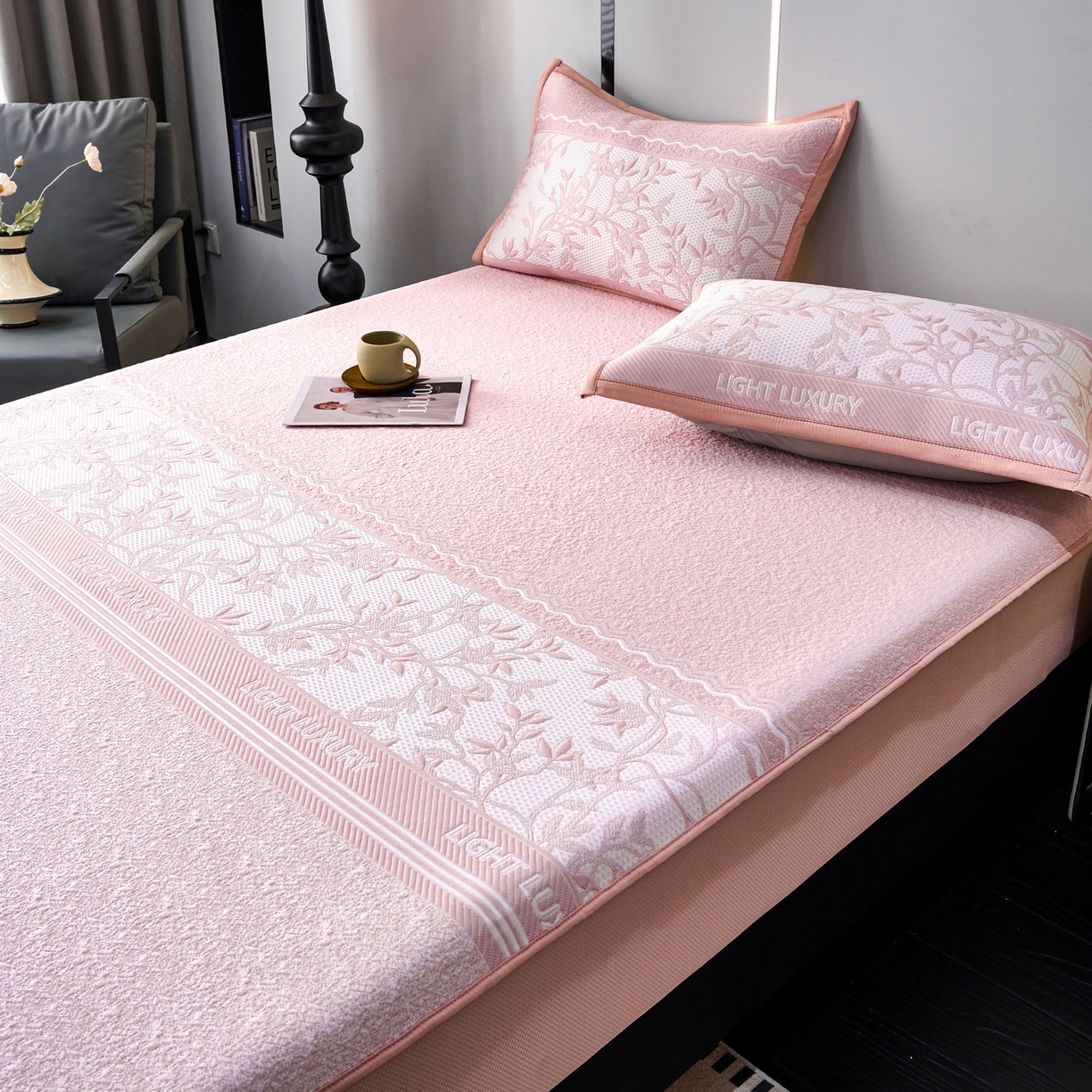 91家纺网 家纺一手货源 找家纺 雅诗帛 2026新款提花PE凉感冰丝席三件套 风景-床笠粉