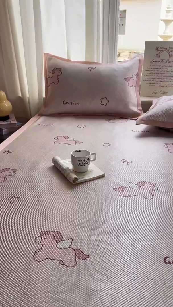 91家纺网 家纺一手货源 找家纺 川悦生活 2026新款时尚数码印花冰藤席 布丁小马