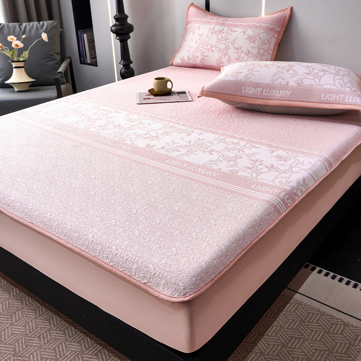 91家纺网 家纺一手货源 找家纺 雅诗帛 2026新款提花PE凉感冰丝席三件套 风景-床笠粉