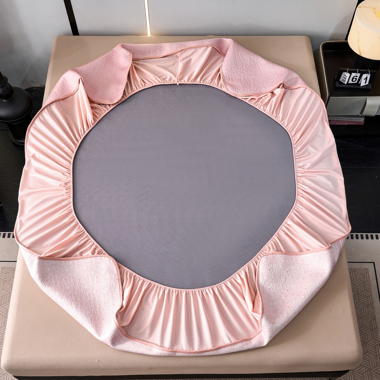 91家纺网 家纺一手货源 找家纺 雅诗帛 2026新款提花PE凉感冰丝席三件套 风景-床笠粉