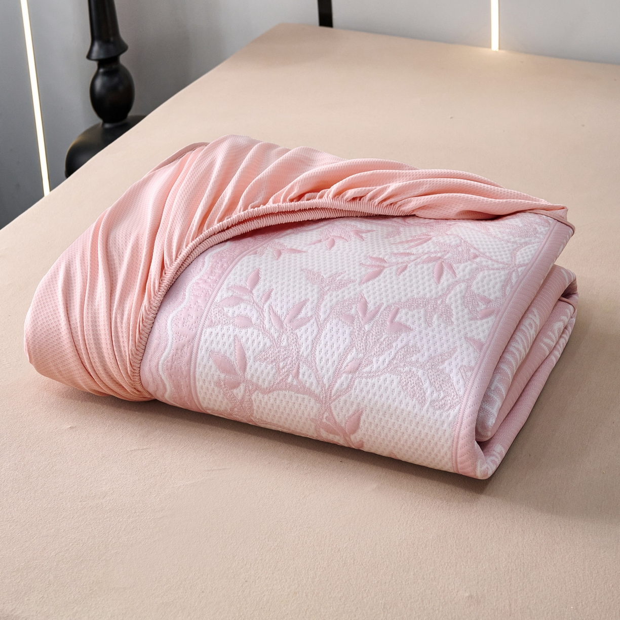 91家纺网 家纺一手货源 找家纺 雅诗帛 2026新款提花PE凉感冰丝席三件套 风景-床笠粉