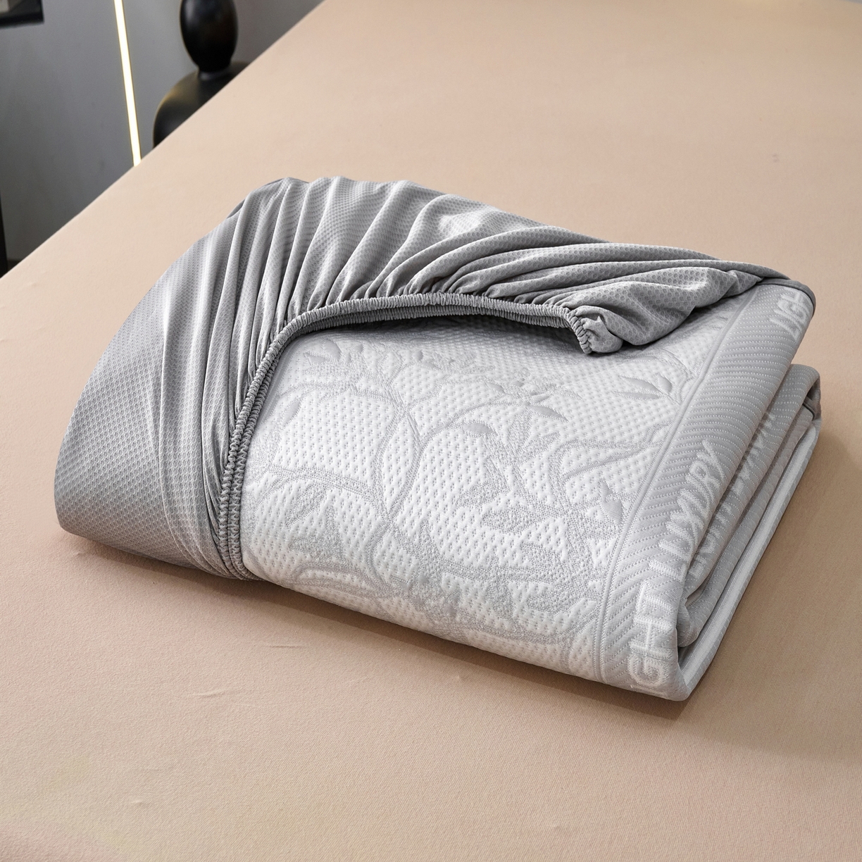 91家纺网 家纺一手货源 找家纺 雅诗帛 2026新款提花PE凉感冰丝席三件套 风景-床笠灰