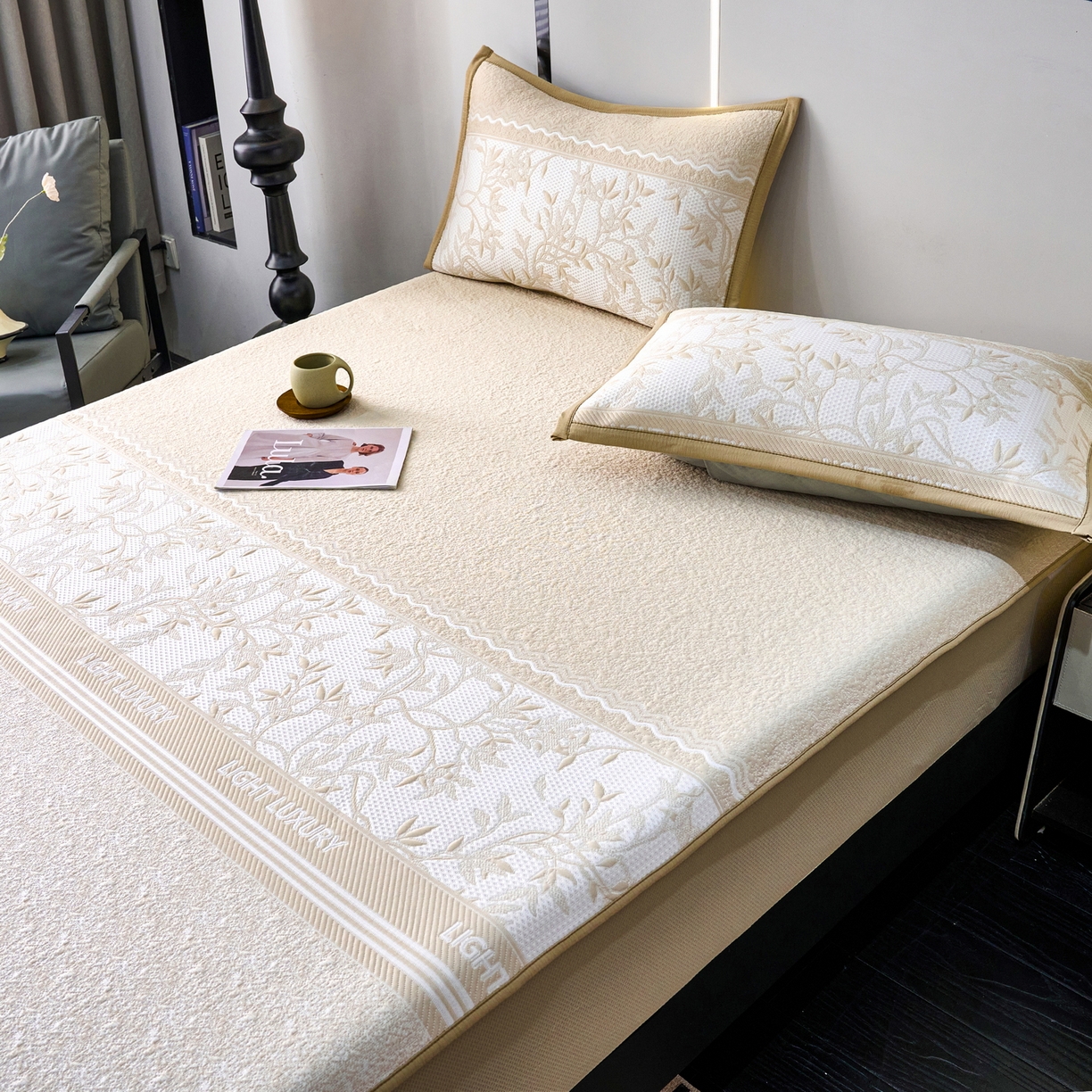 91家纺网 家纺一手货源 找家纺 雅诗帛 2026新款提花PE凉感冰丝席三件套 风景-床笠咖