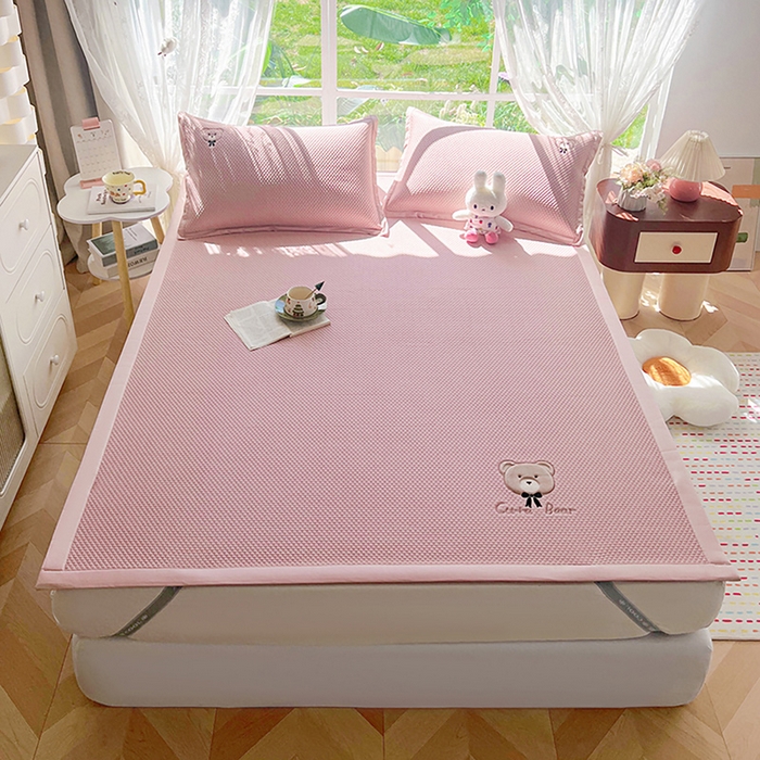 91家纺网 家纺一手货源 找家纺 （总）女子家纺 2026新款A类乙纶冰豆豆凉感席绣花席-憨憨熊系列