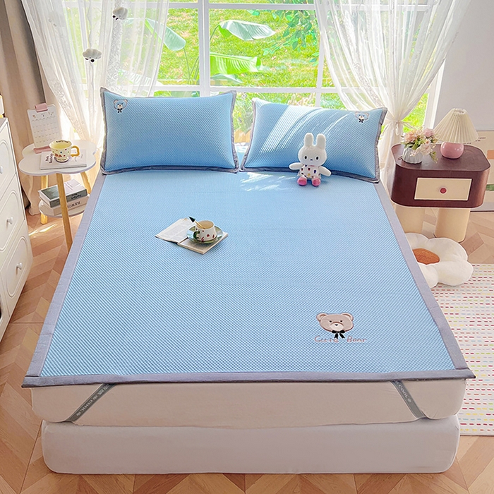 91家纺网 家纺一手货源 找家纺 （总）女子家纺 2026新款A类乙纶冰豆豆凉感席绣花席-憨憨熊系列