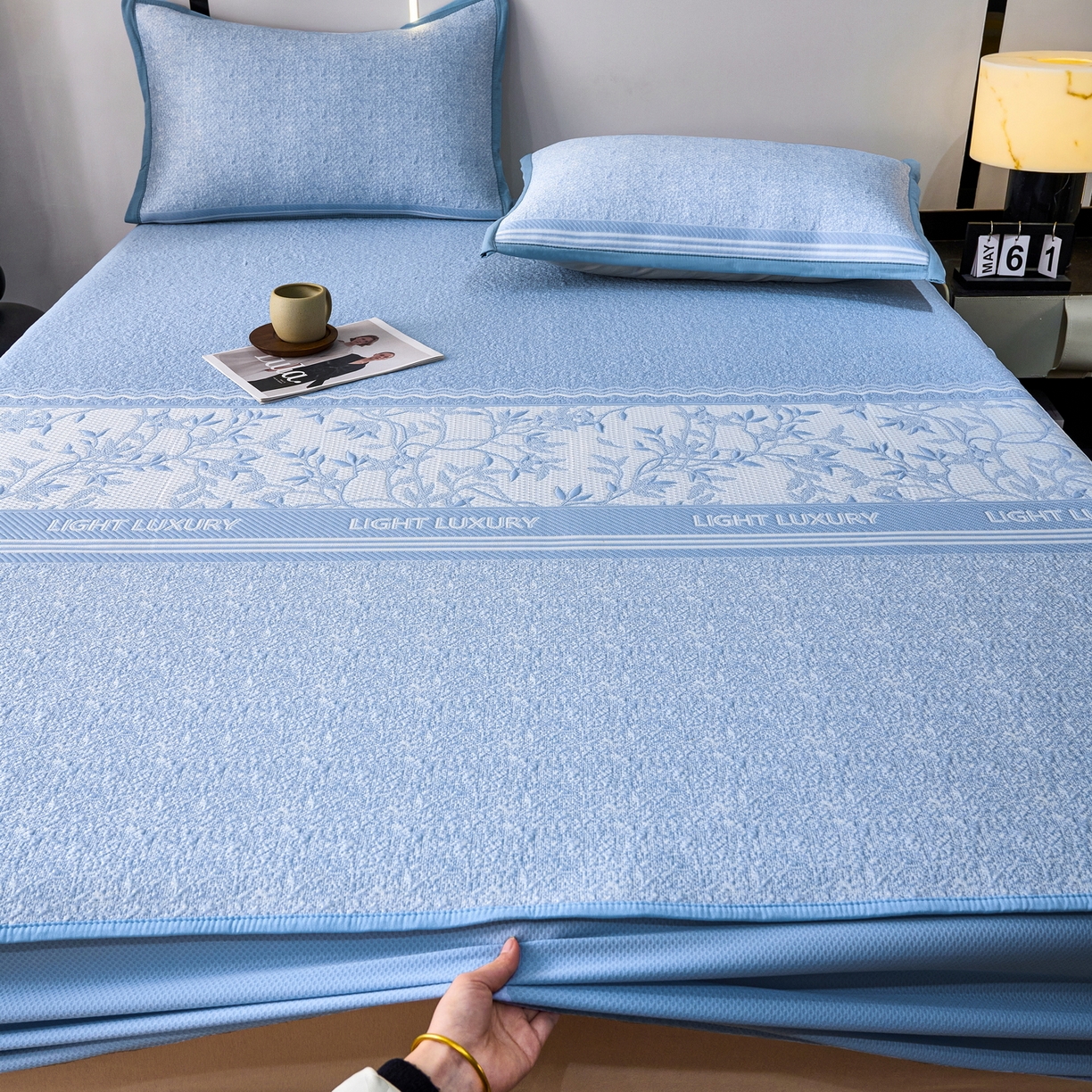 91家纺网 家纺一手货源 找家纺 雅诗帛 2026新款提花PE凉感冰丝席三件套 风景-床笠蓝