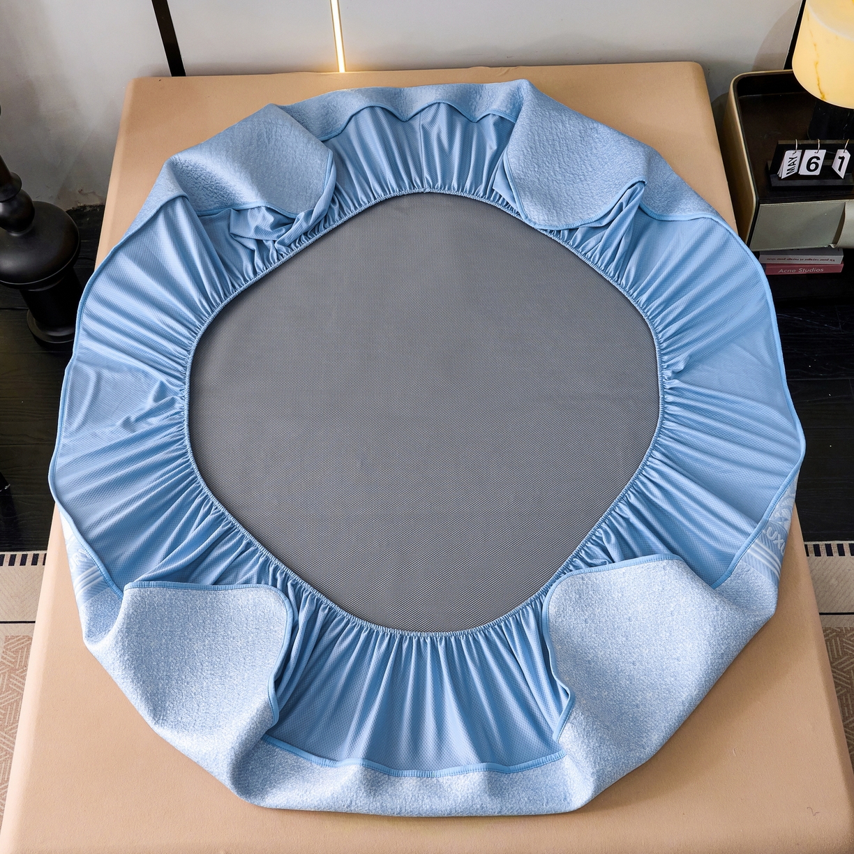 91家纺网 家纺一手货源 找家纺 雅诗帛 2026新款提花PE凉感冰丝席三件套 风景-床笠蓝