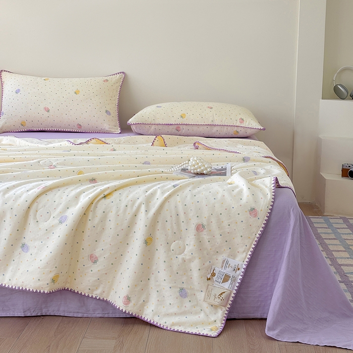 91家纺网 家纺一手货源 找家纺 爱她美家纺 2026新款A类全棉有氧双层纱大豆夏被夏凉被空调被四件套 草莓点点