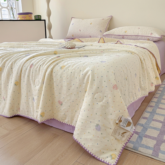 91家纺网 家纺一手货源 找家纺 爱她美家纺 2026新款A类全棉有氧双层纱大豆夏被夏凉被空调被四件套 草莓点点