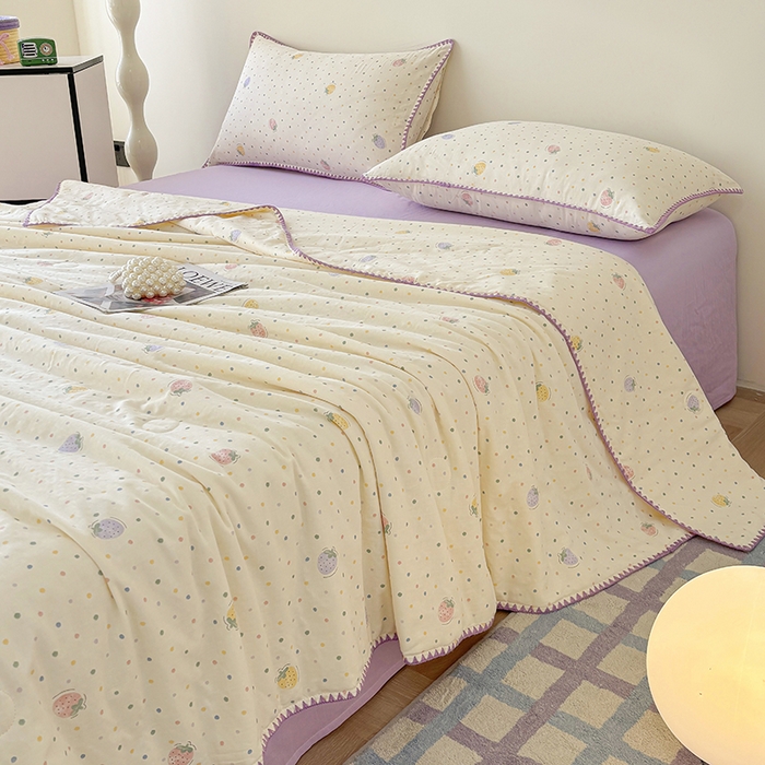 91家纺网 家纺一手货源 找家纺 爱她美家纺 2026新款A类全棉有氧双层纱大豆夏被夏凉被空调被四件套 草莓点点