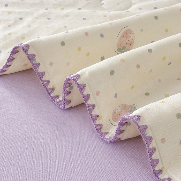 91家纺网 家纺一手货源 找家纺 爱她美家纺 2026新款A类全棉有氧双层纱大豆夏被夏凉被空调被四件套 草莓点点