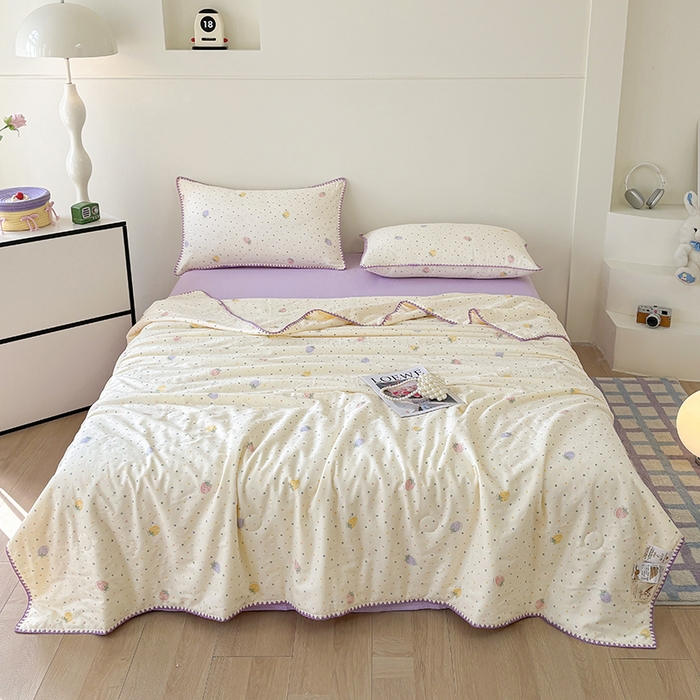 91家纺网 家纺一手货源 找家纺 爱她美家纺 2026新款A类全棉有氧双层纱大豆夏被夏凉被空调被四件套 草莓点点