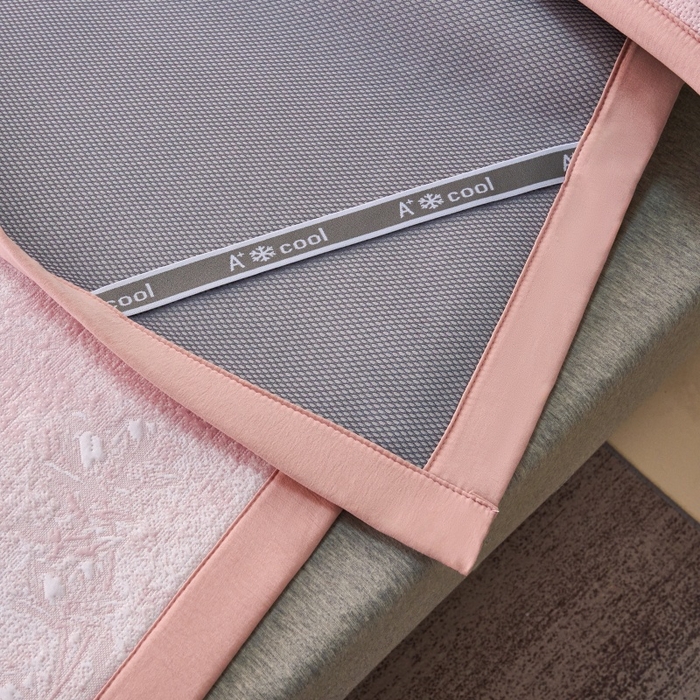 91家纺网 家纺一手货源 找家纺 雅诗帛 2026新款提花PE凉感冰丝席三件套 木兰-直角粉