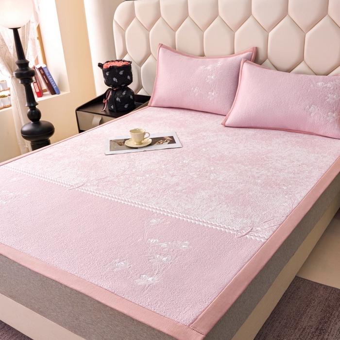 91家纺网 家纺一手货源 找家纺 雅诗帛 2026新款提花PE凉感冰丝席三件套 木兰-直角粉