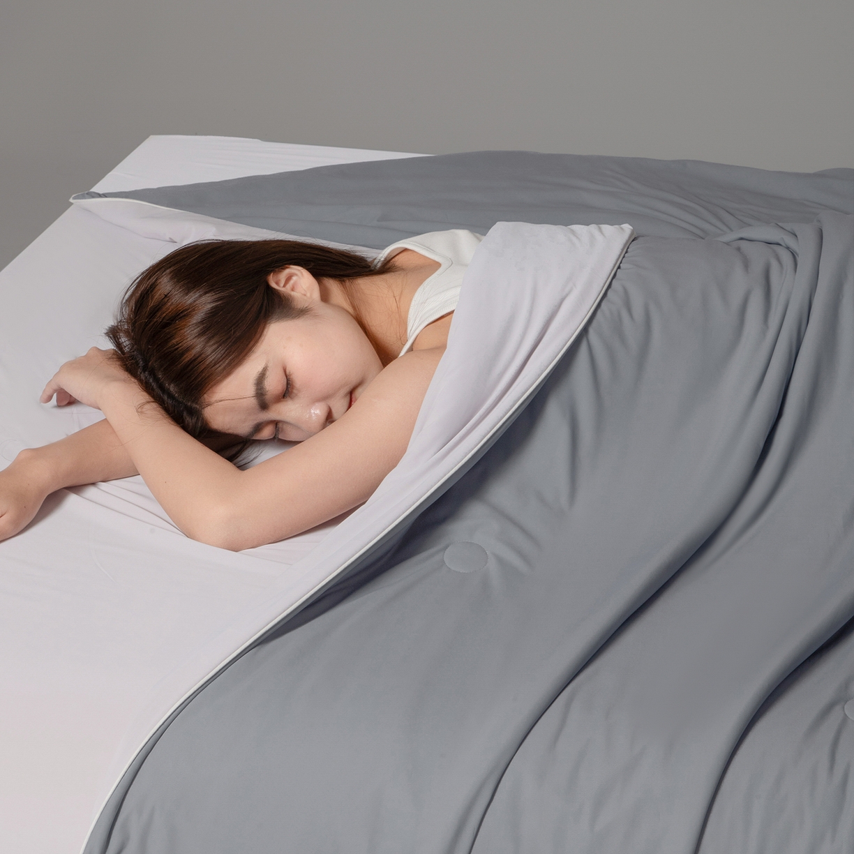 91家纺网 家纺一手货源 找家纺 寐眠 2026新款凉感纯色双拼夏被夏凉被空调被-风格一 暮灰静凉