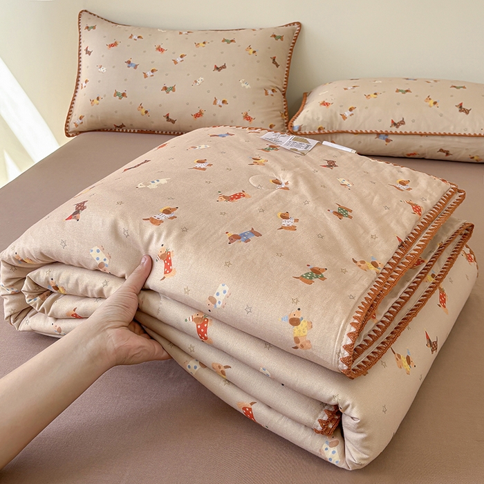 91家纺网 家纺一手货源 找家纺 爱她美家纺 2026新款A类全棉有氧双层纱大豆夏被夏凉被空调被四件套 腊肠犬-咖