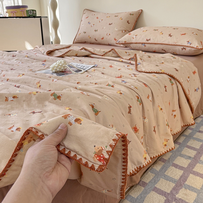 91家纺网 家纺一手货源 找家纺 爱她美家纺 2026新款A类全棉有氧双层纱大豆夏被夏凉被空调被四件套 腊肠犬-咖