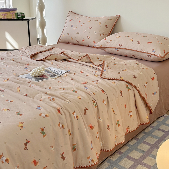 91家纺网 家纺一手货源 找家纺 爱她美家纺 2026新款A类全棉有氧双层纱大豆夏被夏凉被空调被四件套 腊肠犬-咖