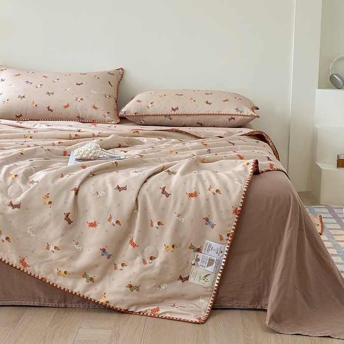 91家纺网 家纺一手货源 找家纺 爱她美家纺 2026新款A类全棉有氧双层纱大豆夏被夏凉被空调被四件套 腊肠犬-咖