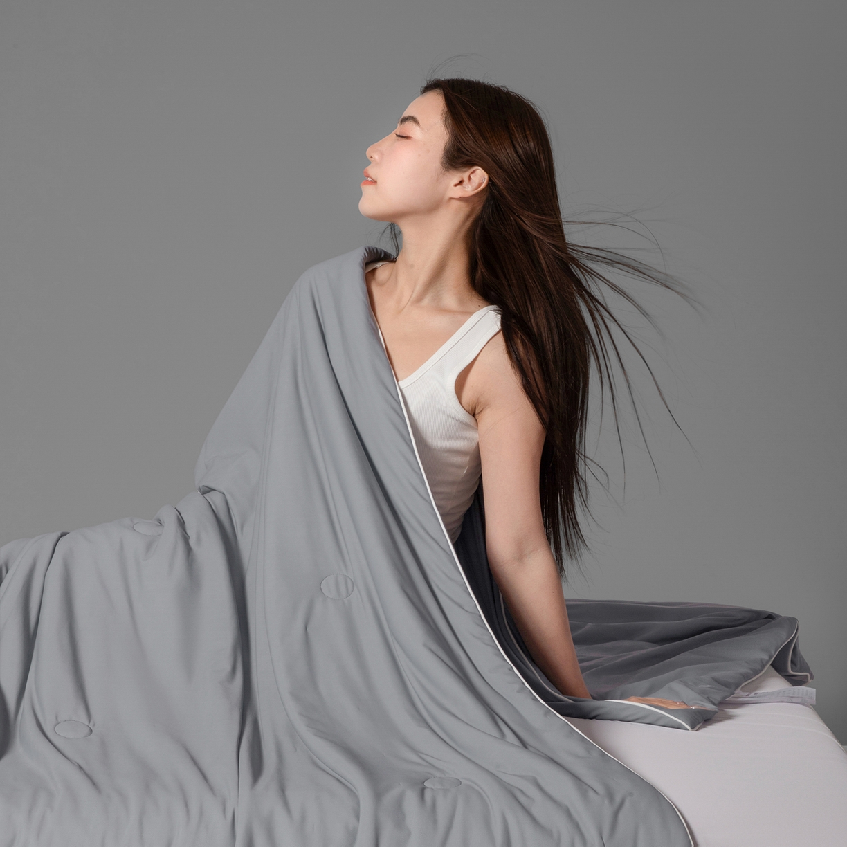 91家纺网 家纺一手货源 找家纺 寐眠 2026新款凉感纯色双拼夏被夏凉被空调被-风格一 云灰冰柔