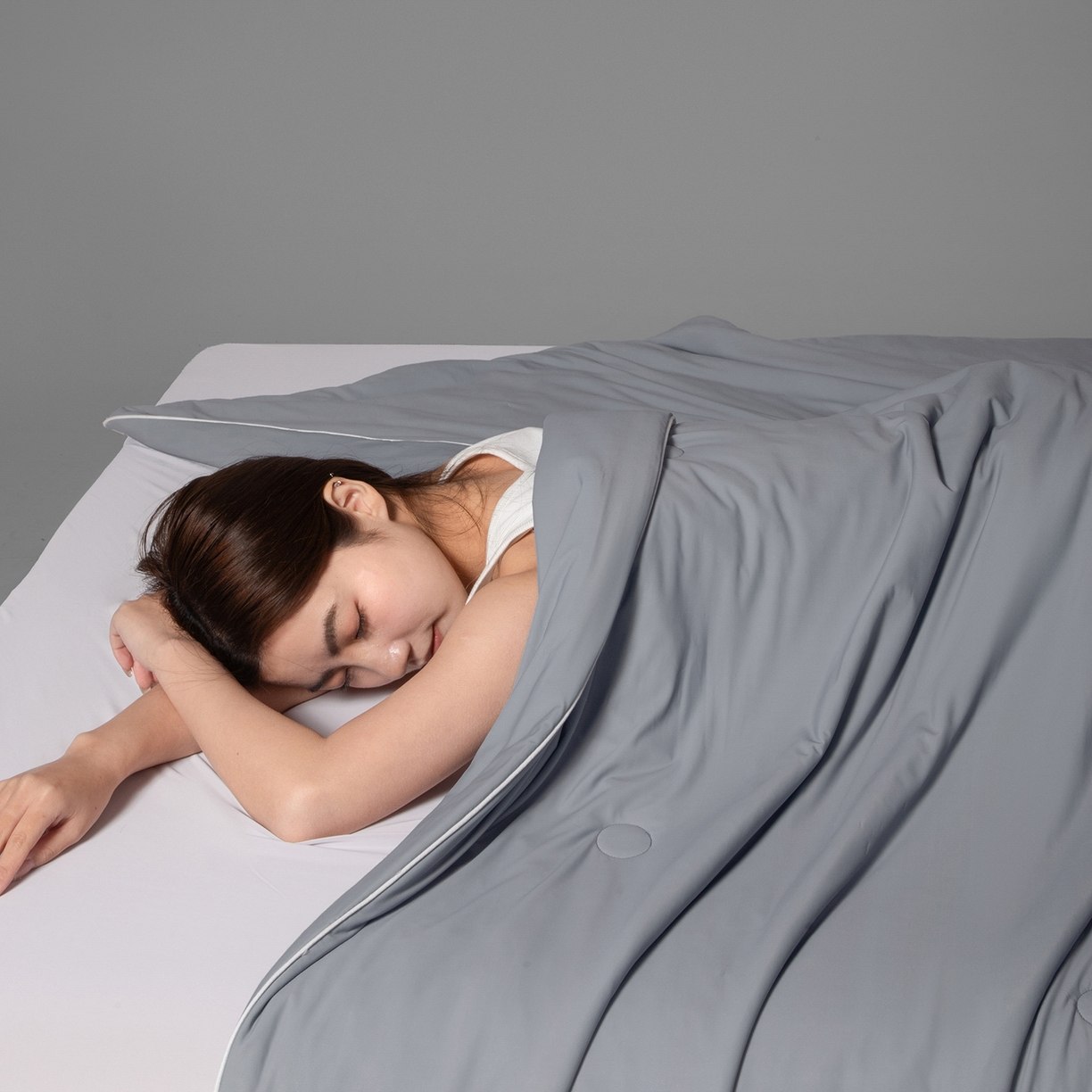 91家纺网 家纺一手货源 找家纺 寐眠 2026新款凉感纯色双拼夏被夏凉被空调被-风格一 云灰冰柔